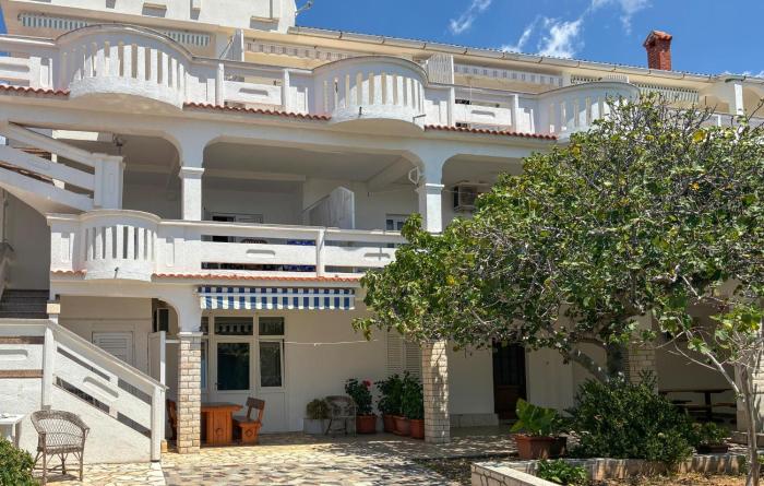 Cozy Apartment In Kustici With Wifi