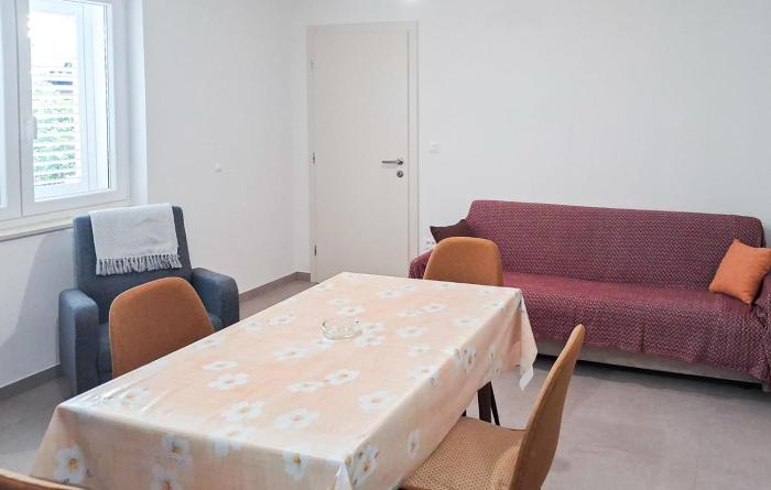 Nice Apartment In Makarska With Wifi
