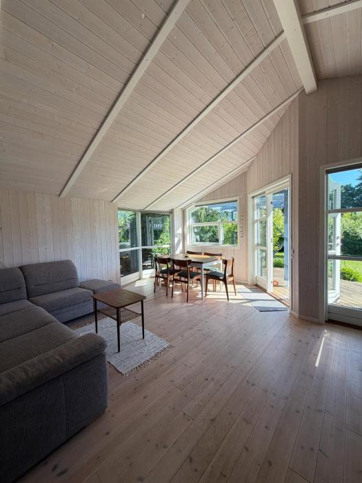 Cozy Holiday Home Near The Beach