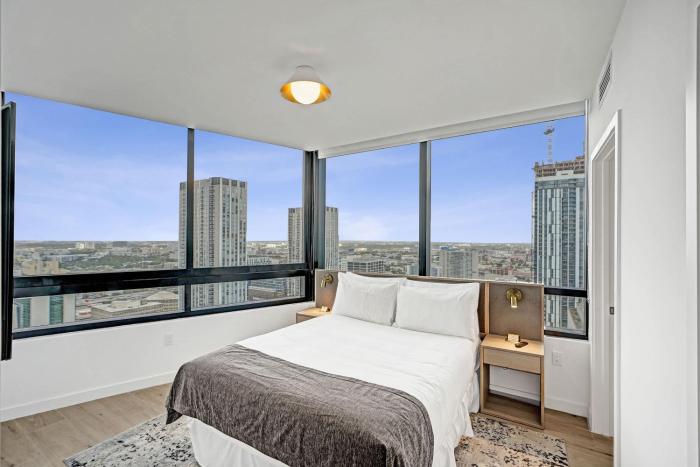 Sky Estate Penthouse- Pool Parking Amenities