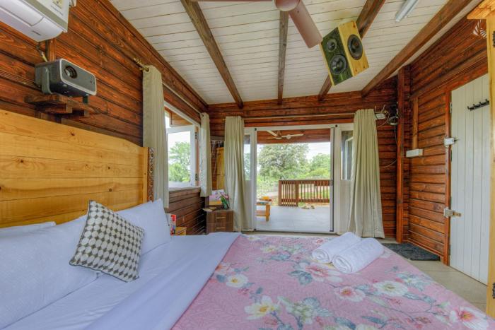 CosmicStays Yotsuba Luxury Chalet in a Zen Forest