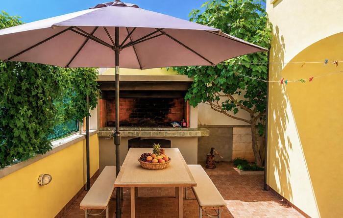 Lovely Apartment In Vir With Wifi