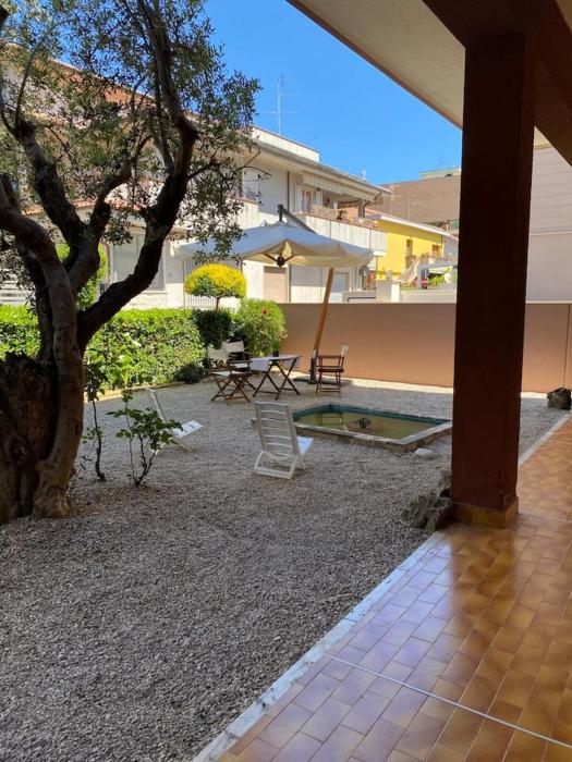villatta con giardino a cique passi dal mare
