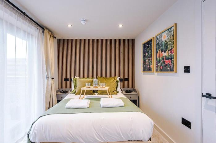 Elegant 2-Bedroom Apartment with Luxury Patio Area