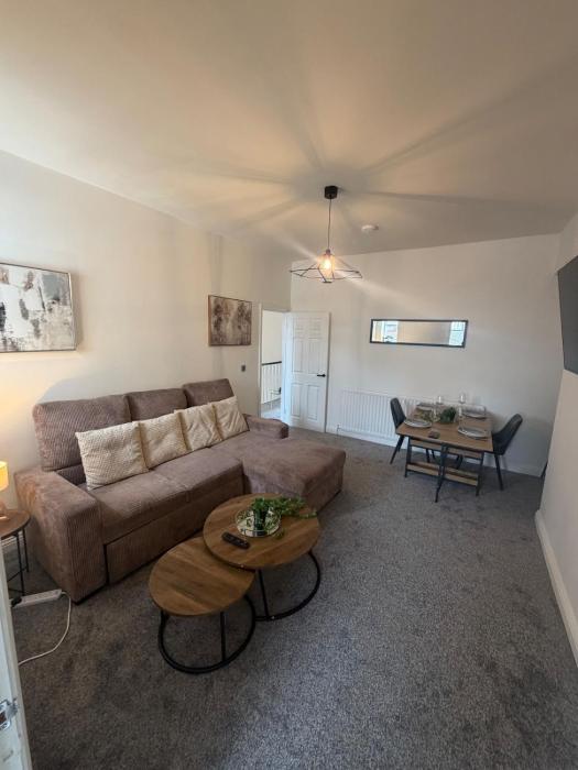 Percy Home - NEW 2 Br 1 Bath Hollidays andContractors