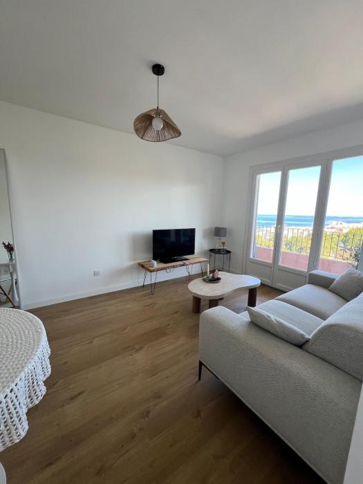 Cozy T2 with sea view, private parking - city center