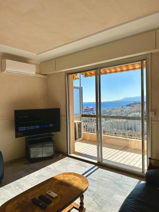 Apartment with stunning sea and mountain views