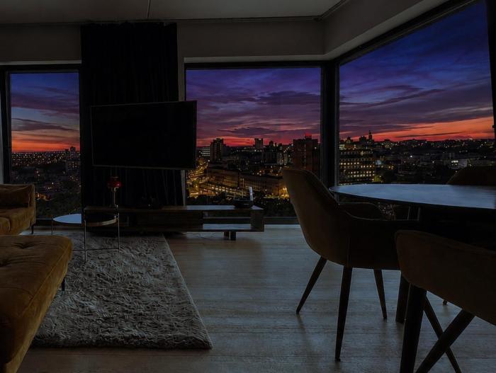 Skyview Luxury, Wide Monitor and Scenic Bath Window