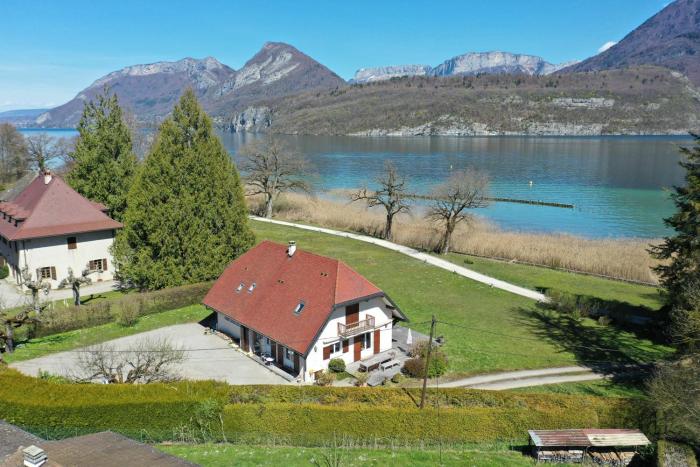 Belle maison de famille au bord du lac dAnnecy