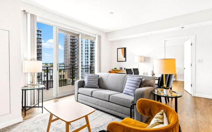 Modern Waterfront Apt in Harbor Point
