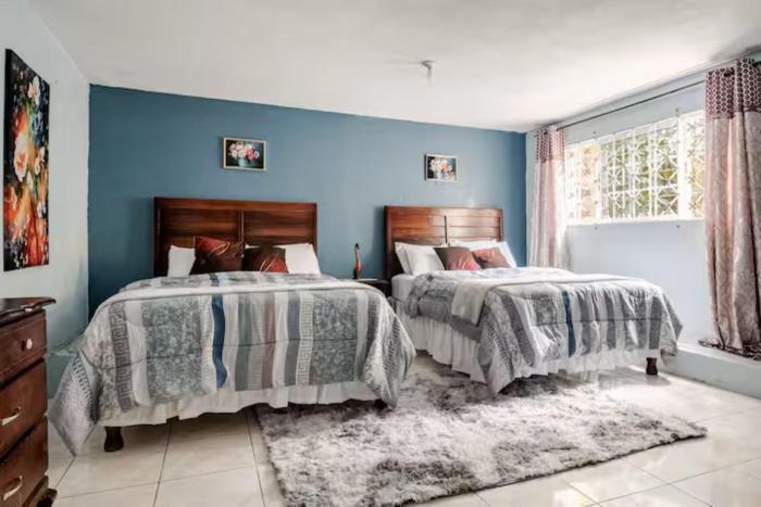 Stylish 1BR Retreat- 2 Queen Beds- Quiet Upscale Area- 15 mins to Town and Beaches