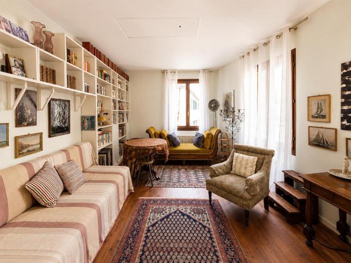 Spacious, bright and airy flat at Accademia