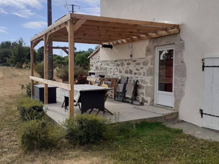 Charmant Gîte à Beaufou avec Terrasse Privée - FR-1-426-581