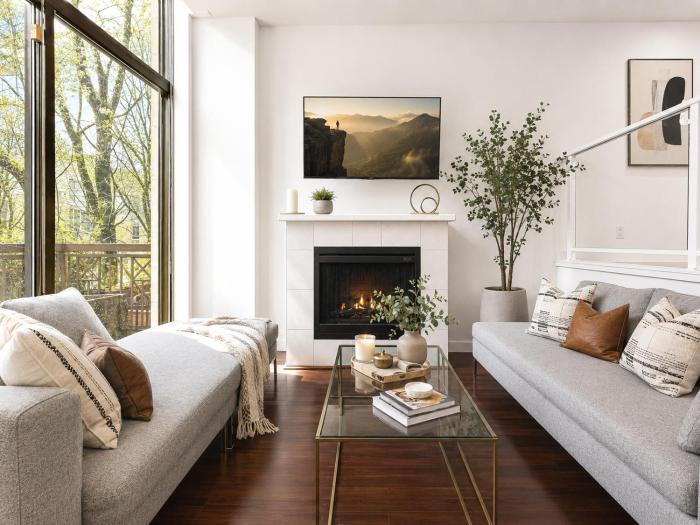 Central Vancouver 2 Bedroom plus Den Townhouse with Urban Comfort