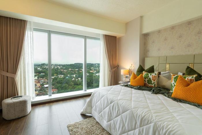 Luxury Designer Condo King Bed Panoramic View