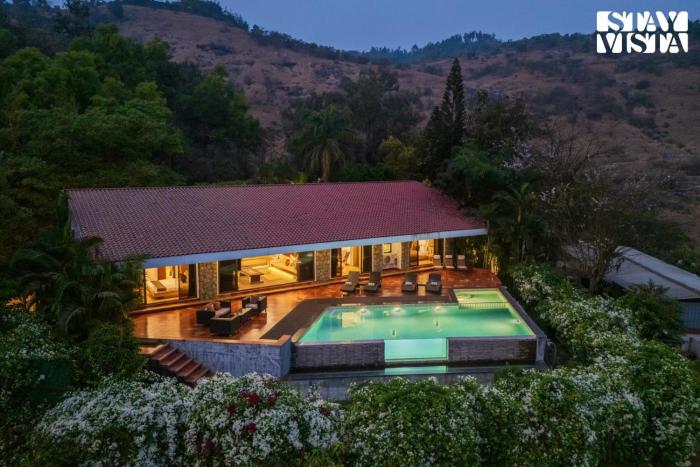 StayVista at Shambhala Lakeside - Infinity Pool & Karaoke