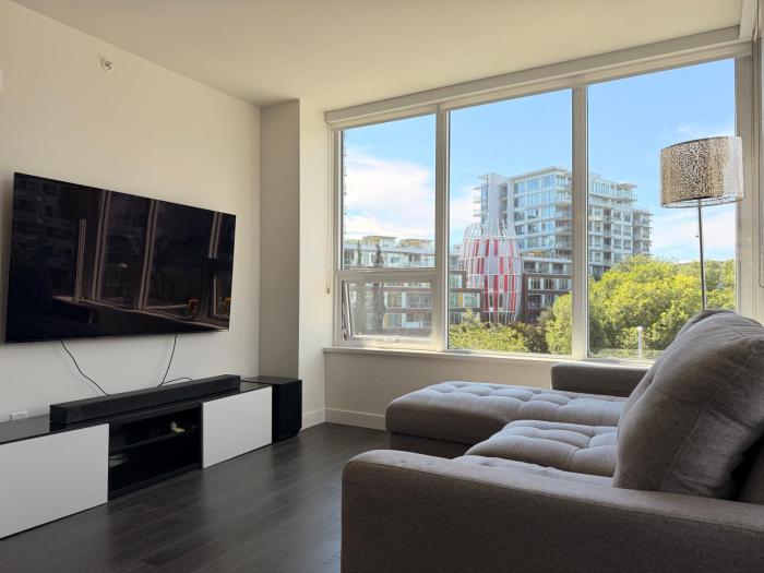 Modern Bright 3BR Family Condo Near Lansdowne & YVR