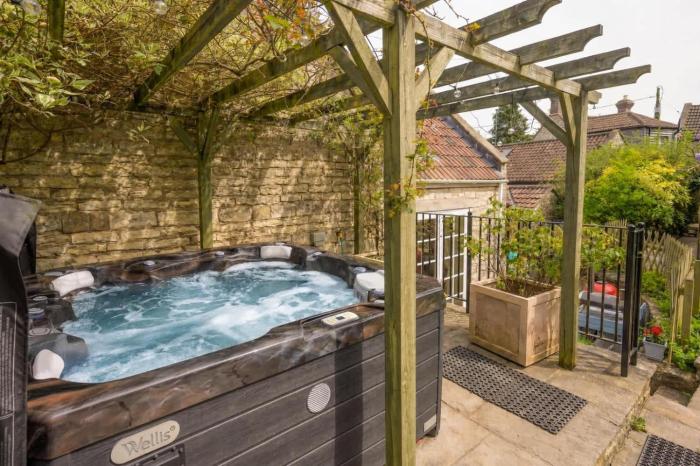 17th Century Home Hot Tub Garden & Parking