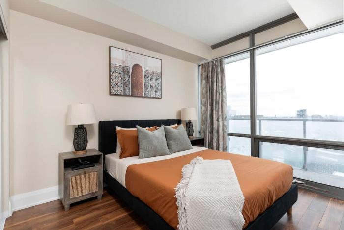 Elegant 2BDR 2BA Condo Near UofT Sofa Bed