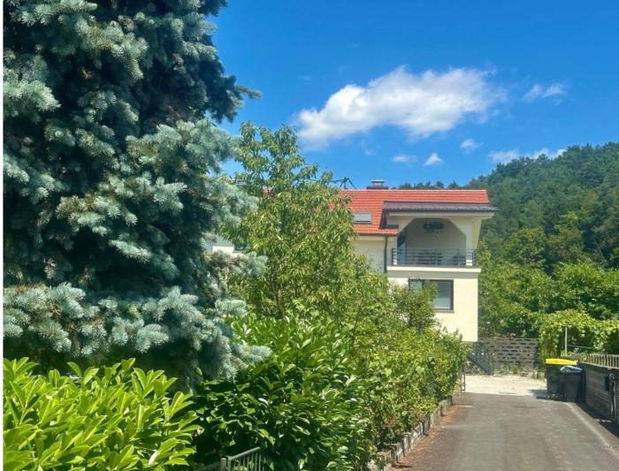 New sunny 3-room apartment with parking and air conditioning