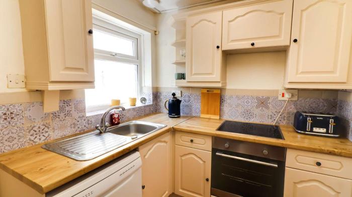 Comfortable 2-Bed Home in Brotton by MCPI Hosting, Ideal for Contractors with Free WiFi & Parking