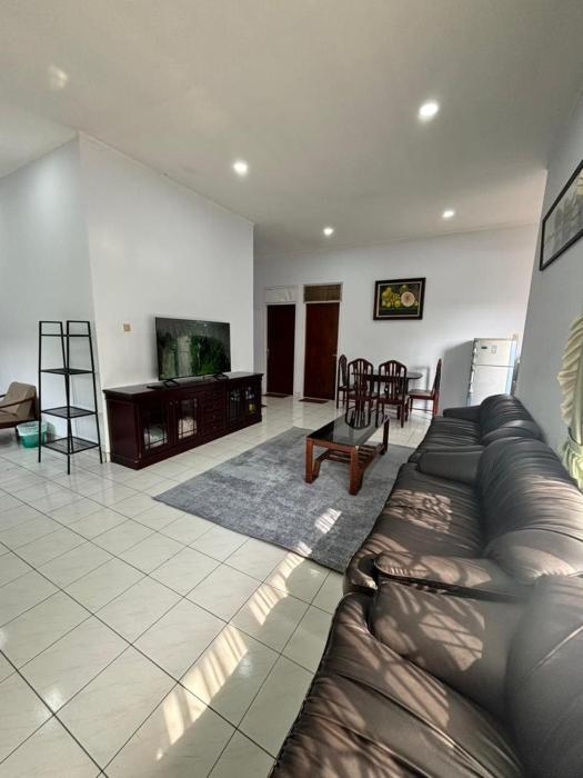 NEW 3BR Villa Golden Spring with Netflix 8 Guest! by Betah Banget