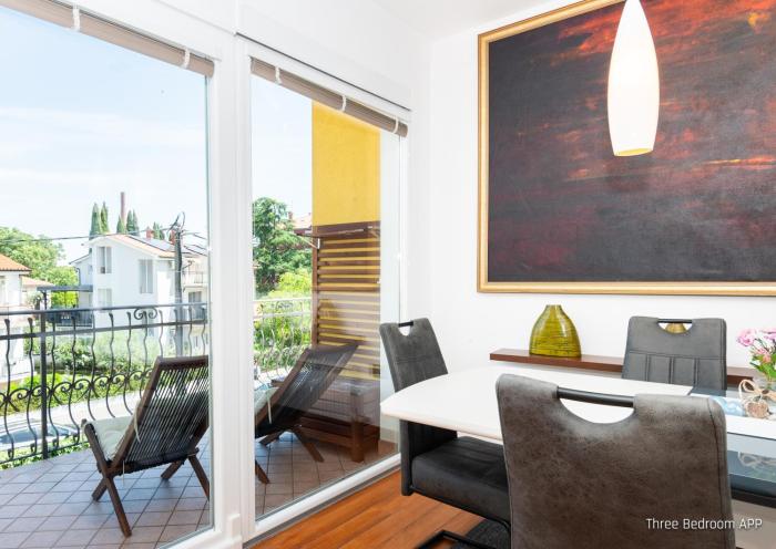 Residence Almarea - Three-Bedroom Apartment with Balcony