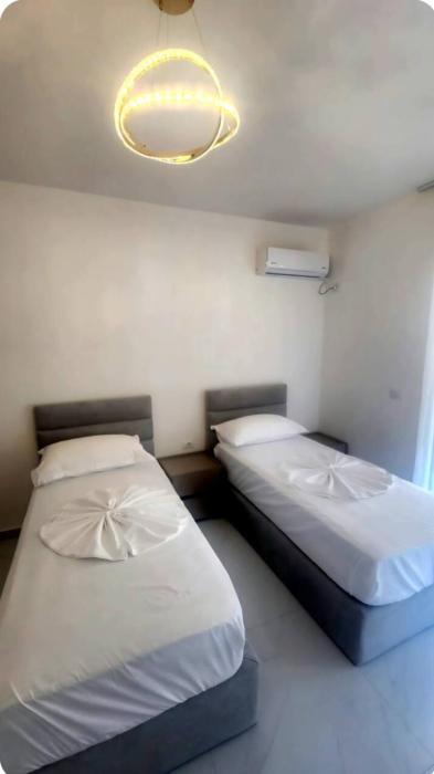 Deluxe Two-Bedroom Apartment with 2 Bathrooms