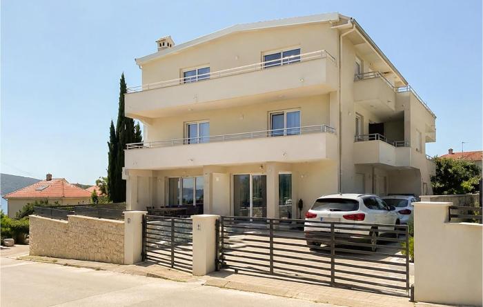 Pet Friendly Apartment In Rogoznica With Wifi