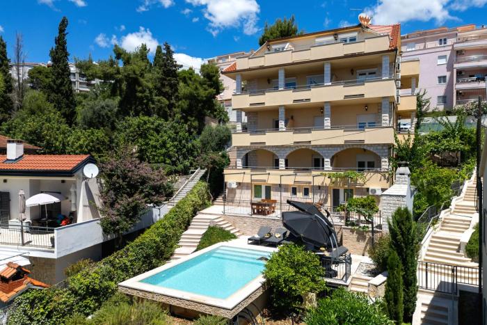 Villa Penava, private beach, pool and 7min to Trogir