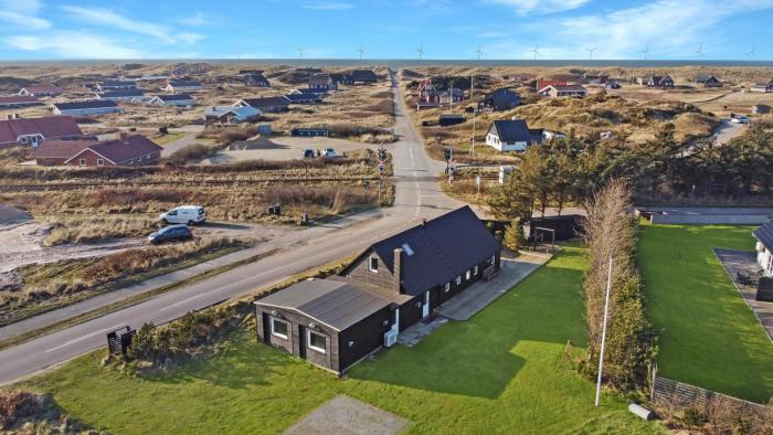 Stylish Renovated Holiday Home Sj-357
