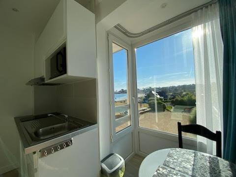 Studio piscine et vue mer