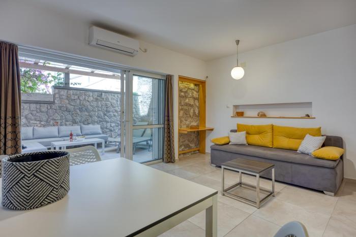 Bougainvillea Old Town Apartment w Terrace - Happy Rentals