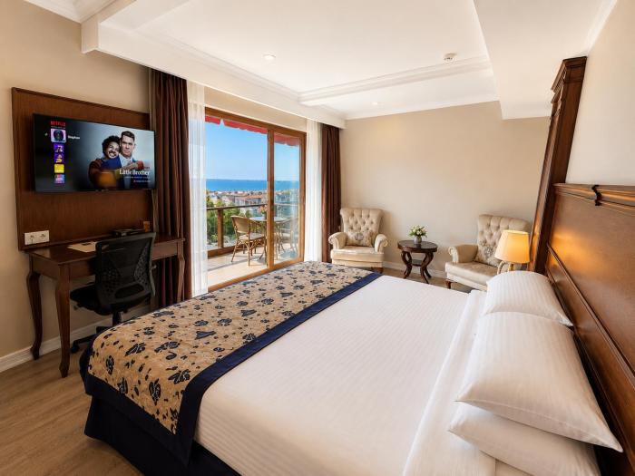 GLK PREMIER The Home Suites & Spa