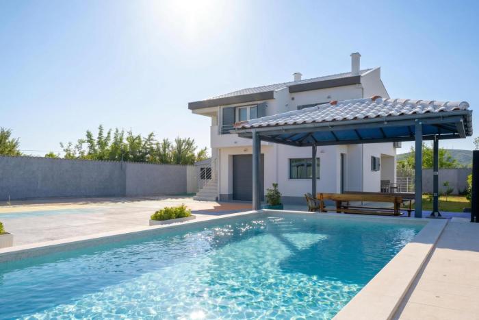 Holiday Home Eros with Pool - Happy Rentals
