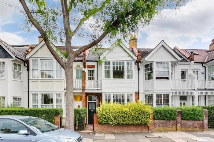 Cosy 2-Bed Home with Garden & Transport Connection