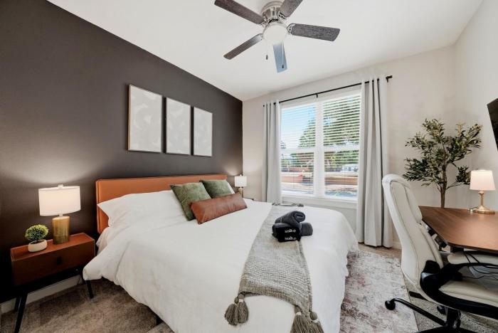 Stylish 2 King Suites, Pool, Gym, and Yoga
