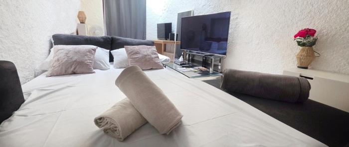 Maison avec 2 espaces separes sur 2 niveaux distincts, Montreux,Festivals,Chateaux de Chillon,FreddieMercury,Casino,lac leman plages,montagne, Pour voyageurs souhaitant partager une maison familiale et economique, 15 minutes a pied du centre en desce