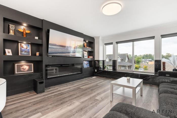 Modern 5BR Home Near Lions Gate with Glass Deck and BBQ