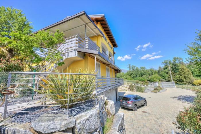 Sunflower Terrace: Duplex for 4, Walk to Lake + Parking - Happy Rentals