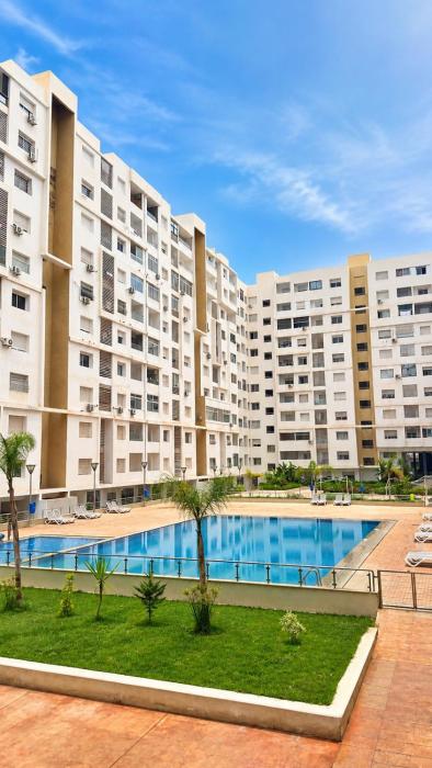 Poolside Apt, Close to Marina, Great Location