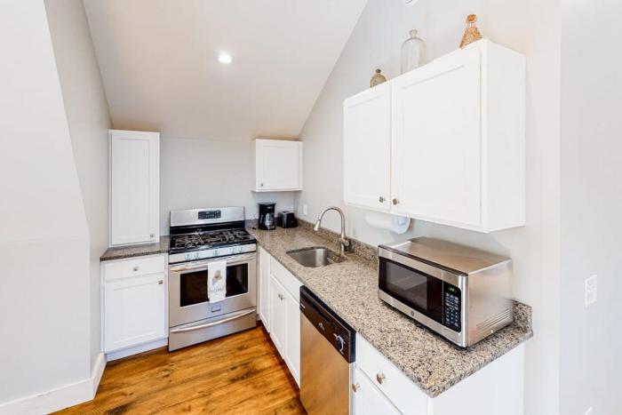 Cozy and modern hideaway - walk to the beach - fast WiFi & washerdryer