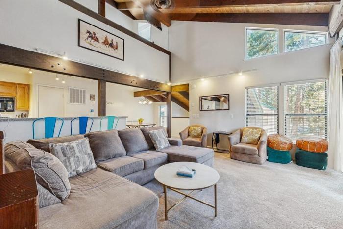 Modern home with pool hot tub & free WiFi - near the lake & ski lifts