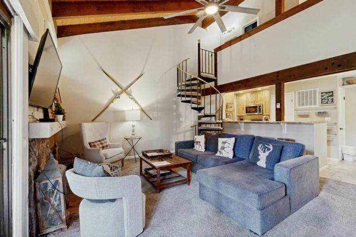 Dreamy mountain basecamp at Lakeland Village with amazing amenities