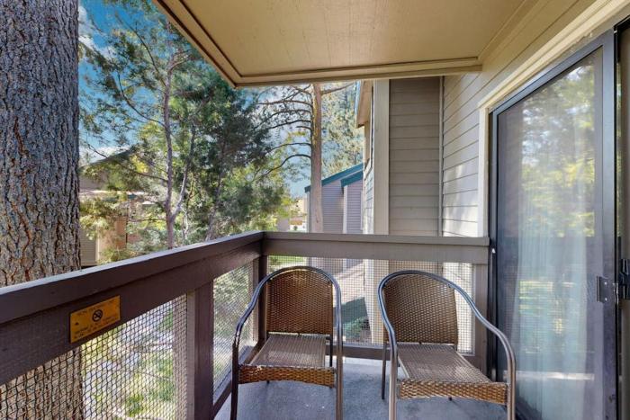 Three-Story Condo & Loft w Free WiFi Gas Fireplace Shared Pool Hot Tub & WD