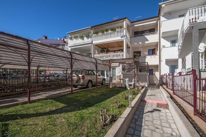 Apartments with parking space Pula - 27680