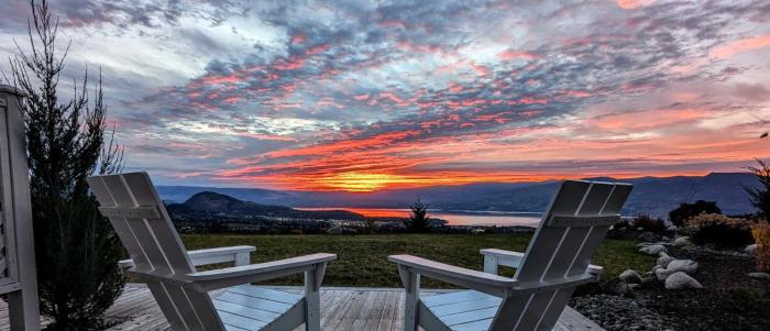 Autumn Lane B&B, Farmhouse Elegance & Stunning Lakeviews