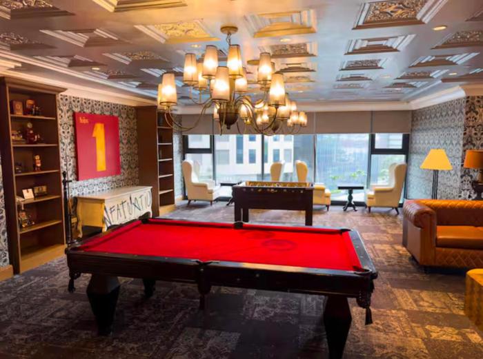 Stay at SMR Poblacion Makati