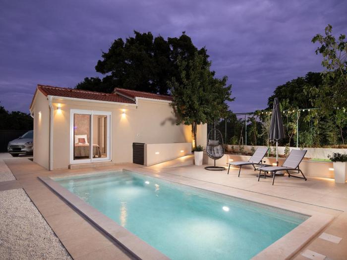 Villa with private pool, summer kitchen