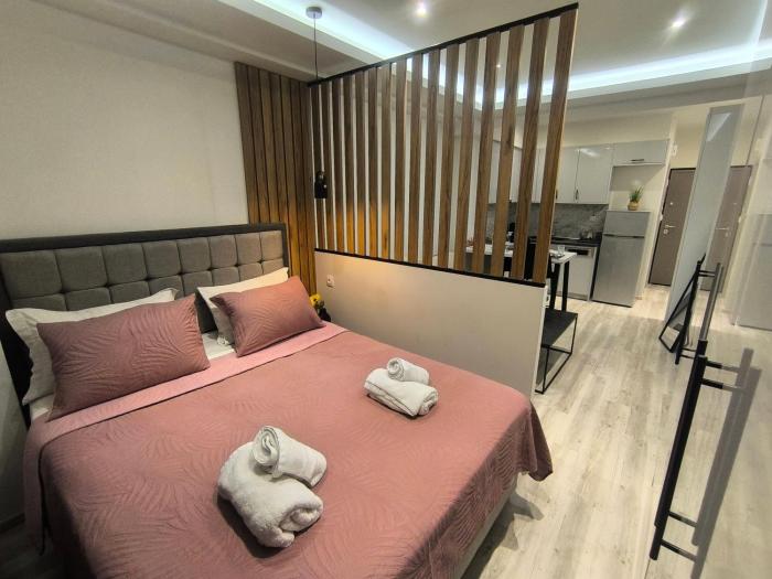 Larissa Absolute Suites A3 City Vibes